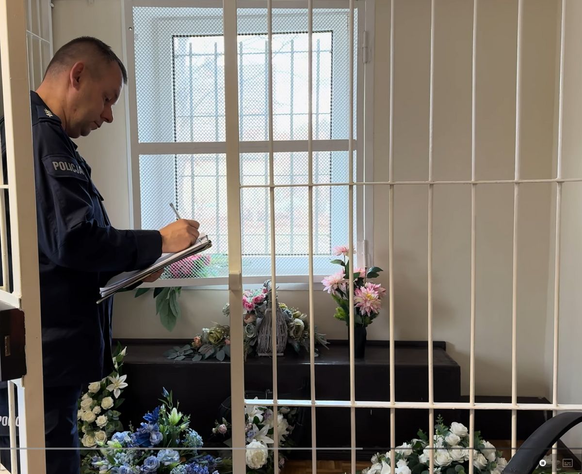 Okradała groby, nawet dziecięce – 39-latka z cmentarnym łupem w domu.