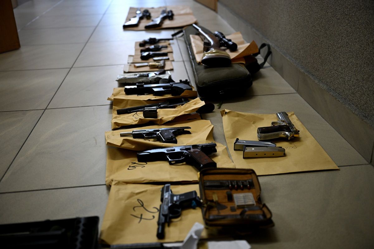 Policyjne uderzenie w nielegalny arsenał. Broń ukryta w ścianach, zatrzymano trzy osoby