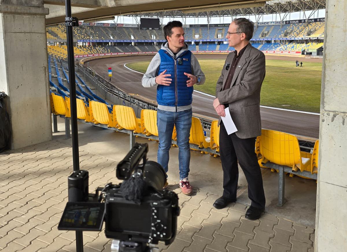 Flaga z szachownicą na horyzoncie. Widok na trybuny z Adrianem Miedzińskim [wideo]