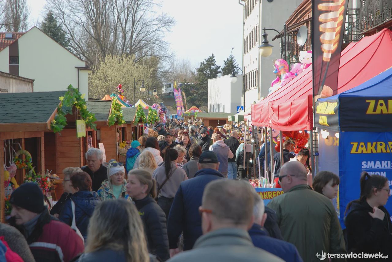 Wielkanocny klimat opanował Włocławek. Tłumy mieszkańców na jarmarku