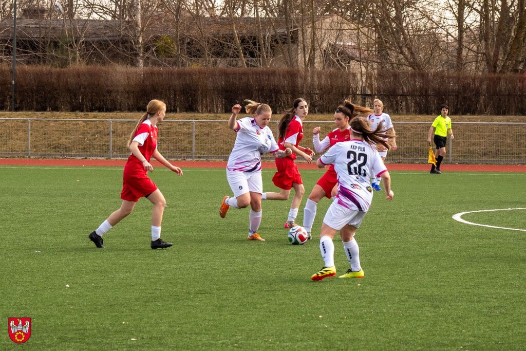 Kobieca piłka nożna na stadionie przy ul. Okrzei w Pile