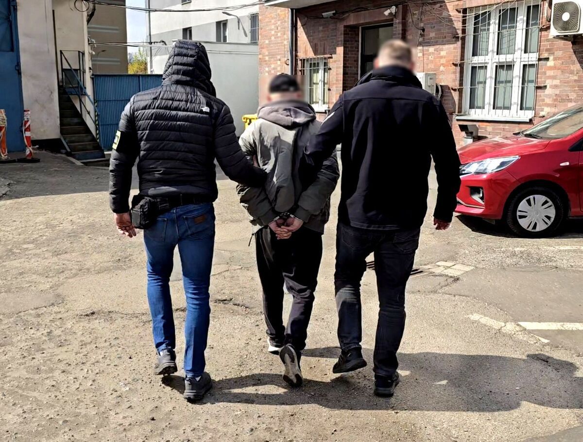 Karetka zamiast ratunku, agresja zamiast wdzięczności. 33-latek zaatakował ratowników