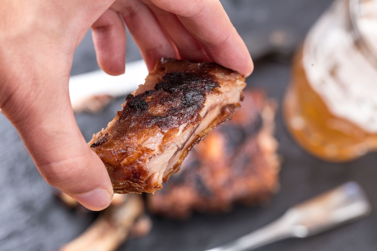 Żeberka pieczone w piwie – aromatyczne i soczyste