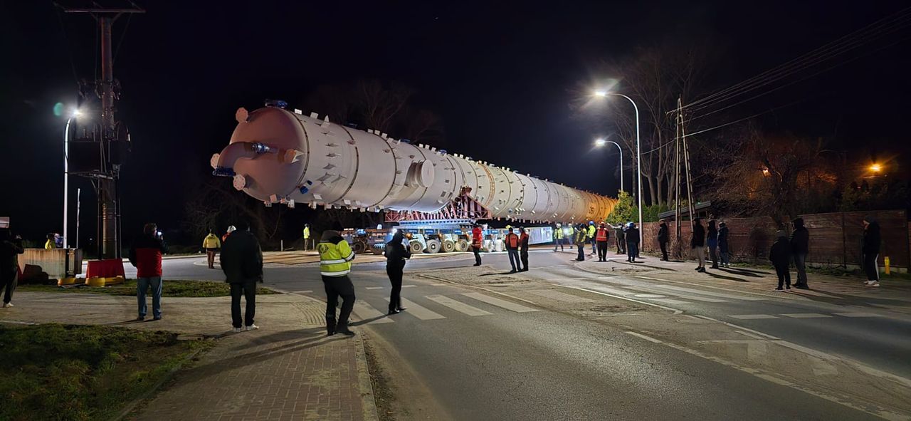 Gigantyczna kolumna dotarła do ORLENU w Płocku – zakończył się nocny transport przez miasto!