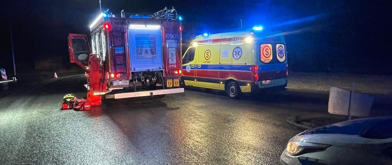 Osobówka wpadła do rowu w Zawichoście. Jedna osoba trafiła do szpitala