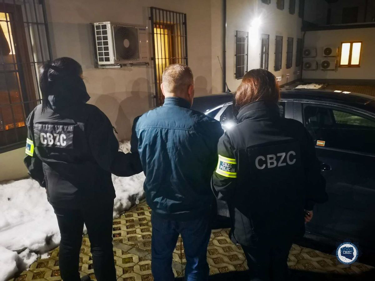 Zatrzymani dwaj lekarze oraz ich "pacjenci" odpowiedzą za nielegalny obrót produktami leczniczymi