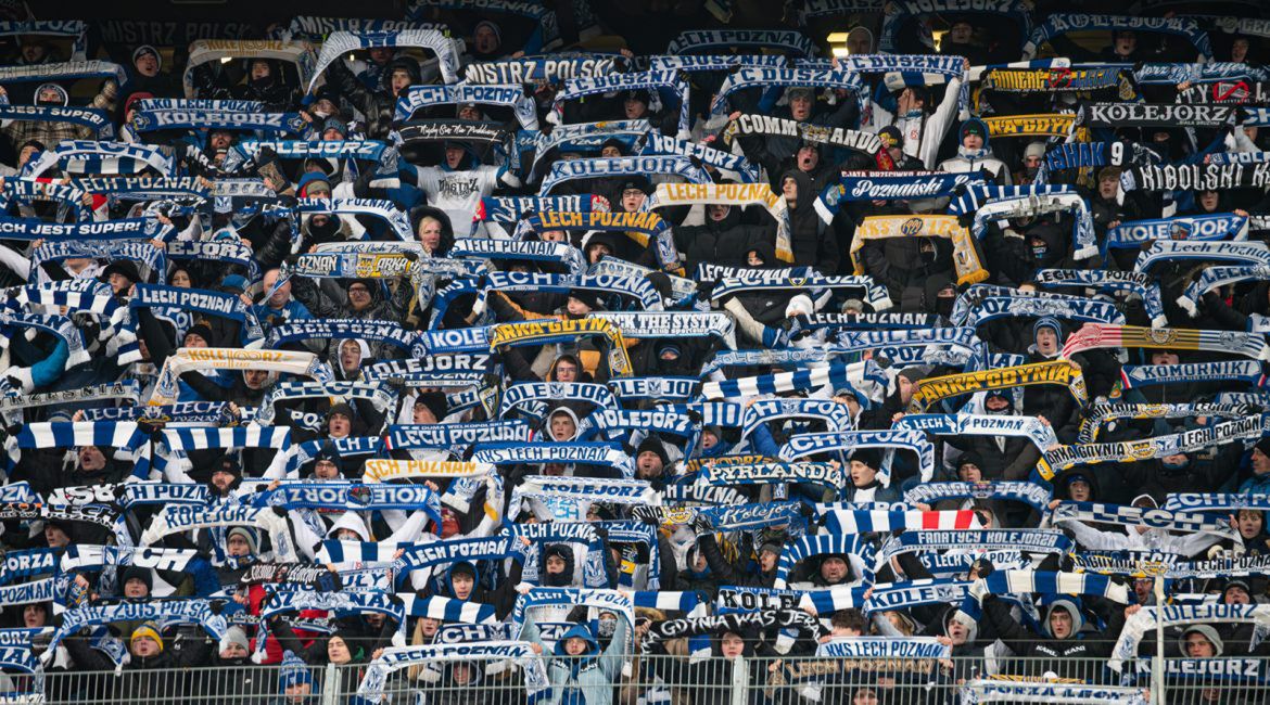 Młodzi kibice z Jarocina pojadą na mecz Lecha. Radni kupią im klubowe szaliki