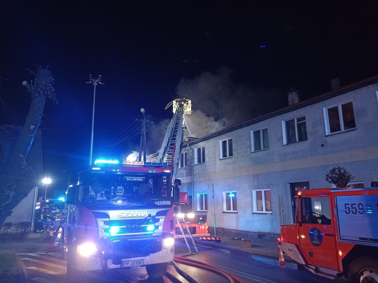 Groźny pożar w budynku wielorodzinnym – 70 strażaków w akcji! Mamy więcej informacji