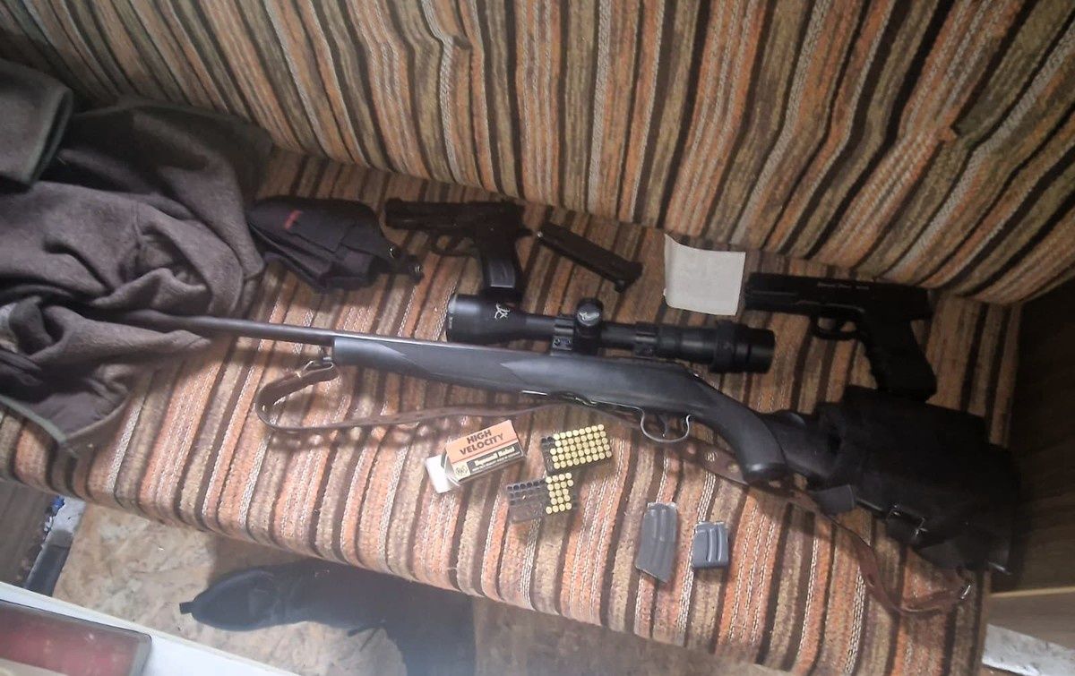 Nielegalna broń, narkotyki i setki nielegalnych artefaktów