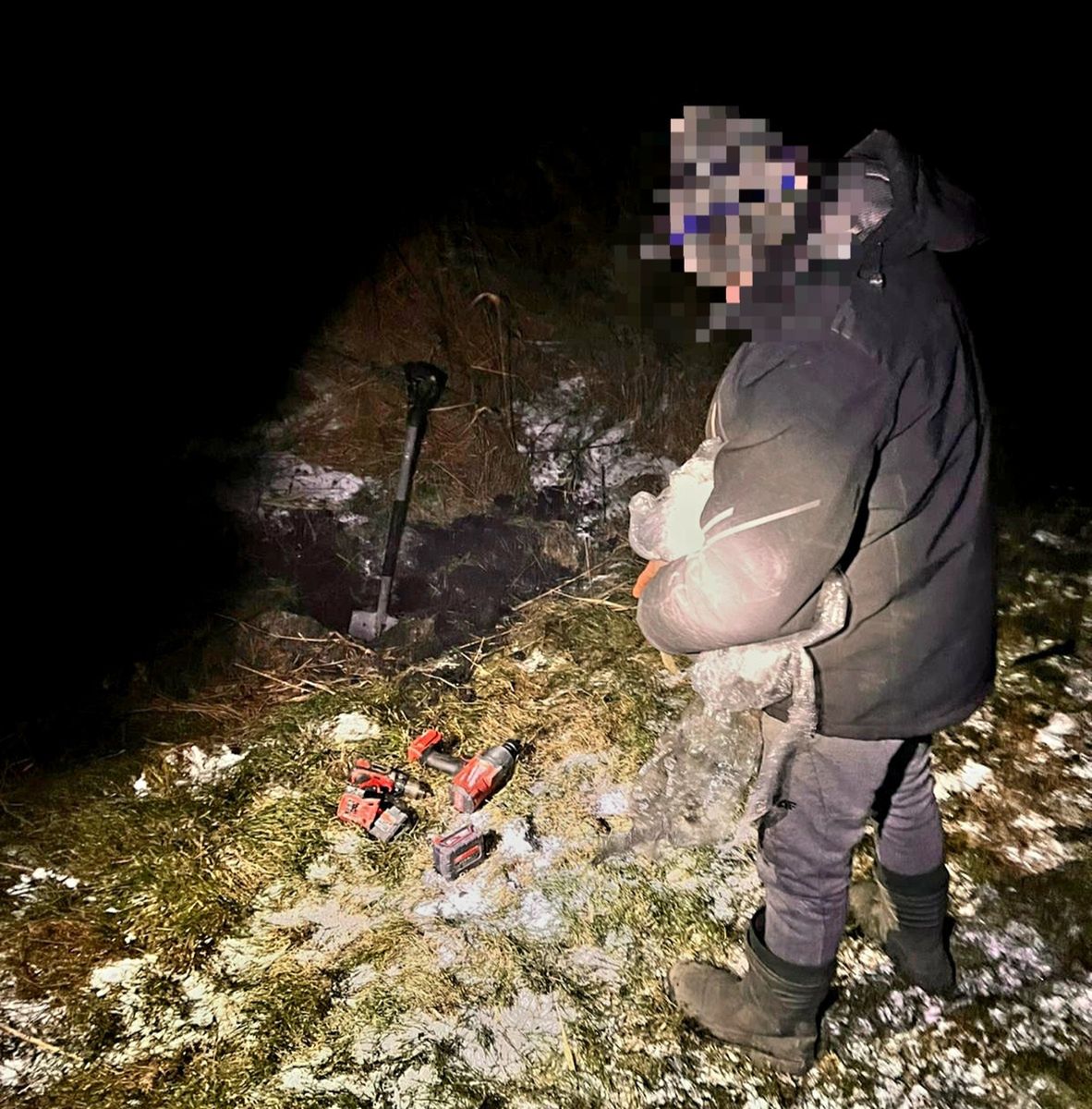 Łupy zakopywał w polu kilkanaście kilometrów od domu. 28-latek zatrzymany po serii włamań