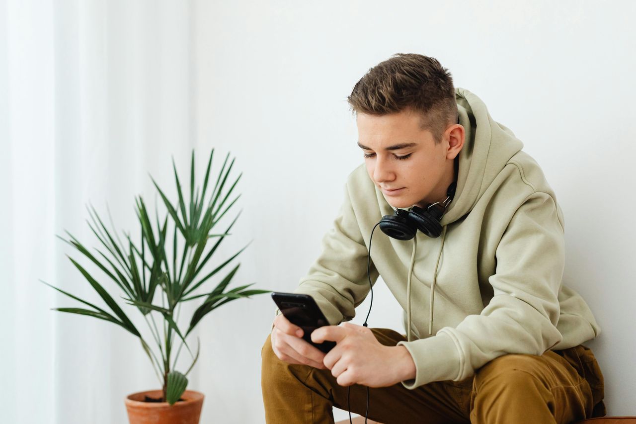 Dziecko ciągle online? W Poznaniu ruszają warsztaty dla rodziców o cyfrowych uzależnieniach