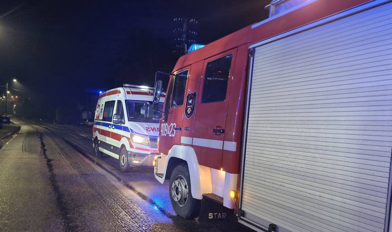 Nocny pożar w Ratajach. Jedna osoba trafiła do szpitala