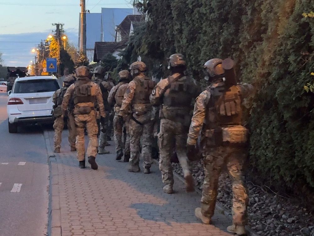 Rozbita grupa przemytników narkotyków. Broń, gotówka i międzynarodowe powiązania