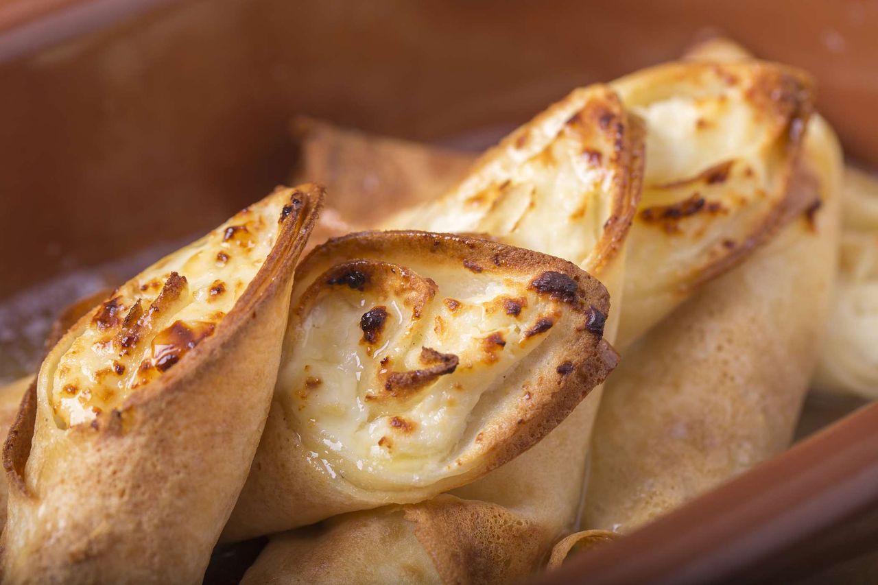 Naleśniki zapiekane z serem – puszyste i aromatyczne