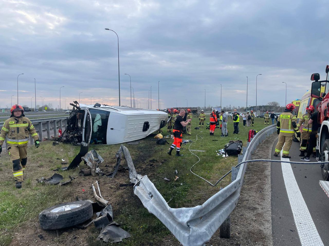 Dachowanie busa z ukraińską rodziną na A4. Dziecko i dorośli cudem uniknęli tragedii