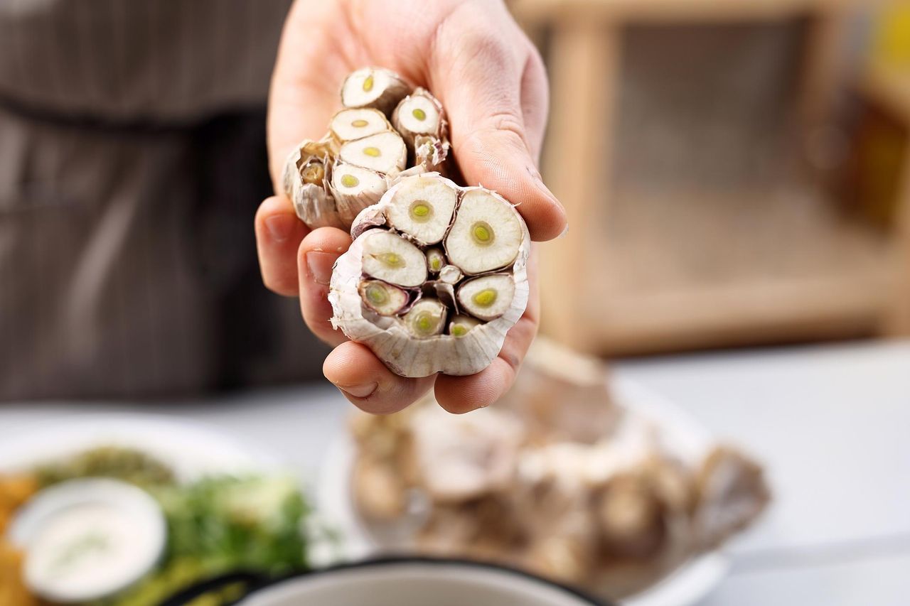 Dodanie czosnku w niewłaściwym momencie – to może całkiem go zepsuć!