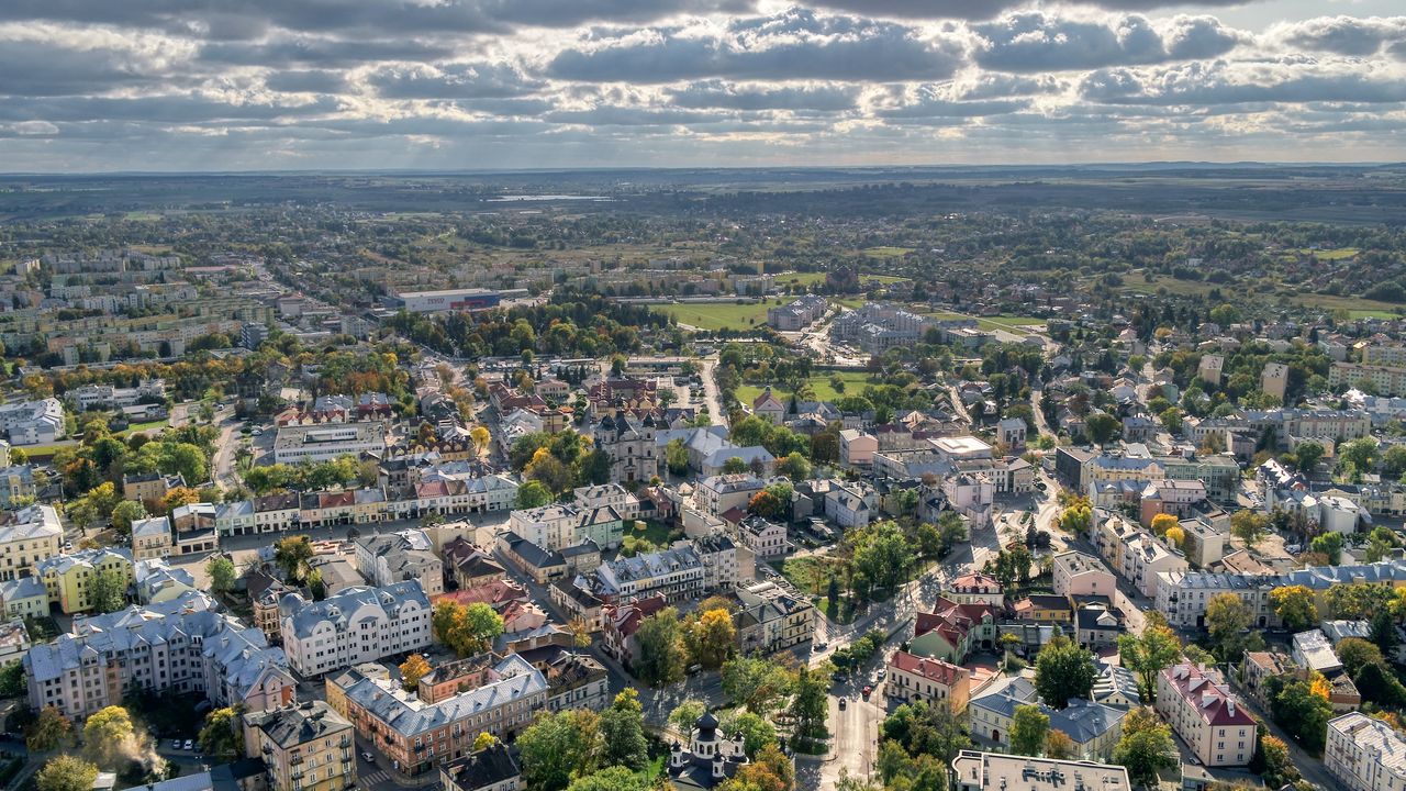 Chełm rozświetla Mikołajki na nowo. Premiera iluminacji już 6 grudnia na Placu Łuczkowskiego