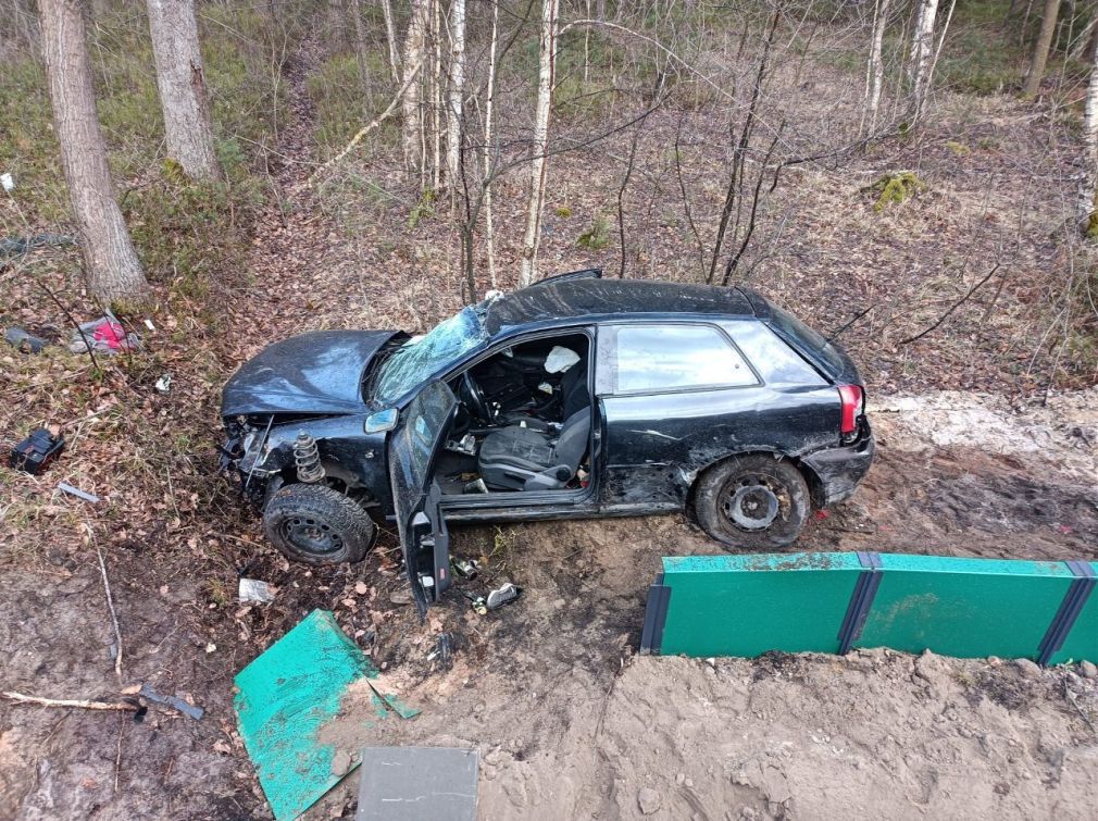 Tragedia na trasie Tychów – Starachowice. 33-letni kierowca zginął po dachowaniu