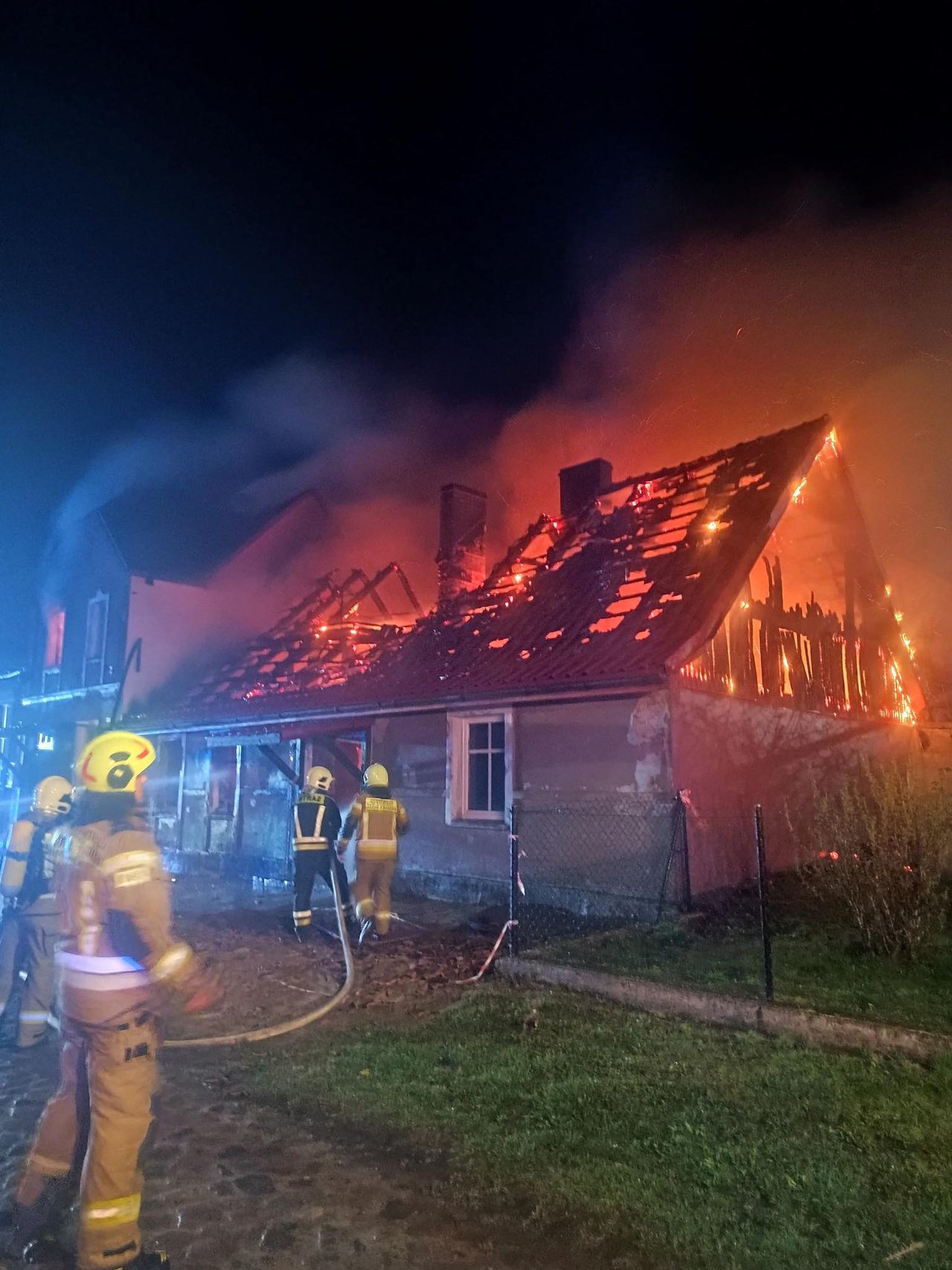 Cały dom w ogniu. Jedna osoba została poszkodowana