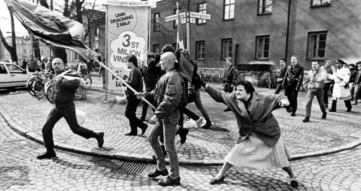 Kobieta z torebką. Zdjęcie, które stało się legendarne