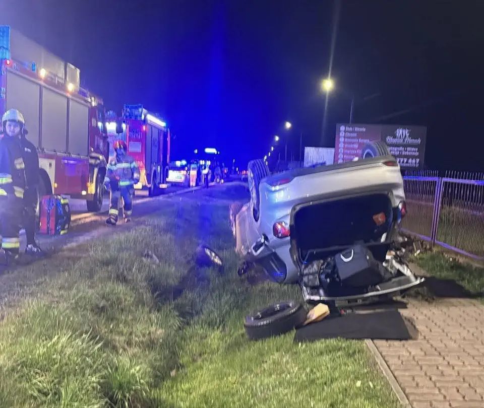 Czołowe zderzenie i dachowanie w Rudce. Dwie osoby trafiły do szpitala [zdjęcia]