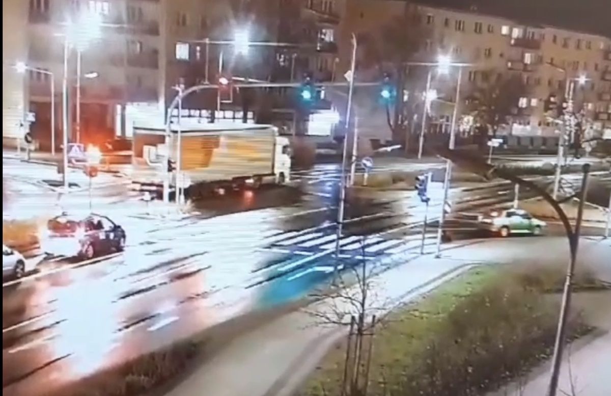 Kompletnie pijany jechał TIR-em pod prąd  - VIDEO