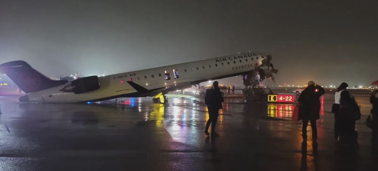Na lotnisku w Nowym Jorku samolot zderzył się ze strażą pożarną. Nie żyją piloci, wielu rannych, lotnisko zamknięte