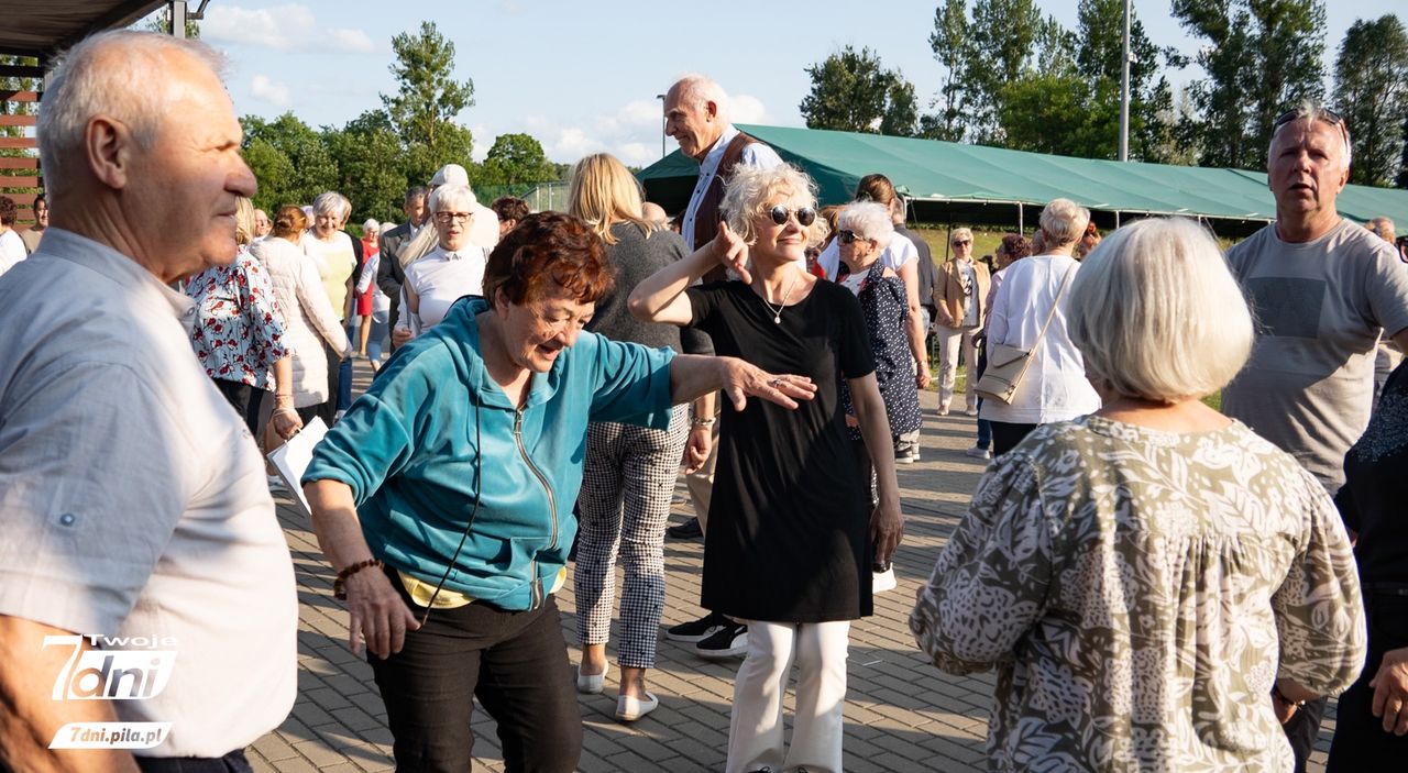 Seniorzy bawili się na zabawie pod chmurką