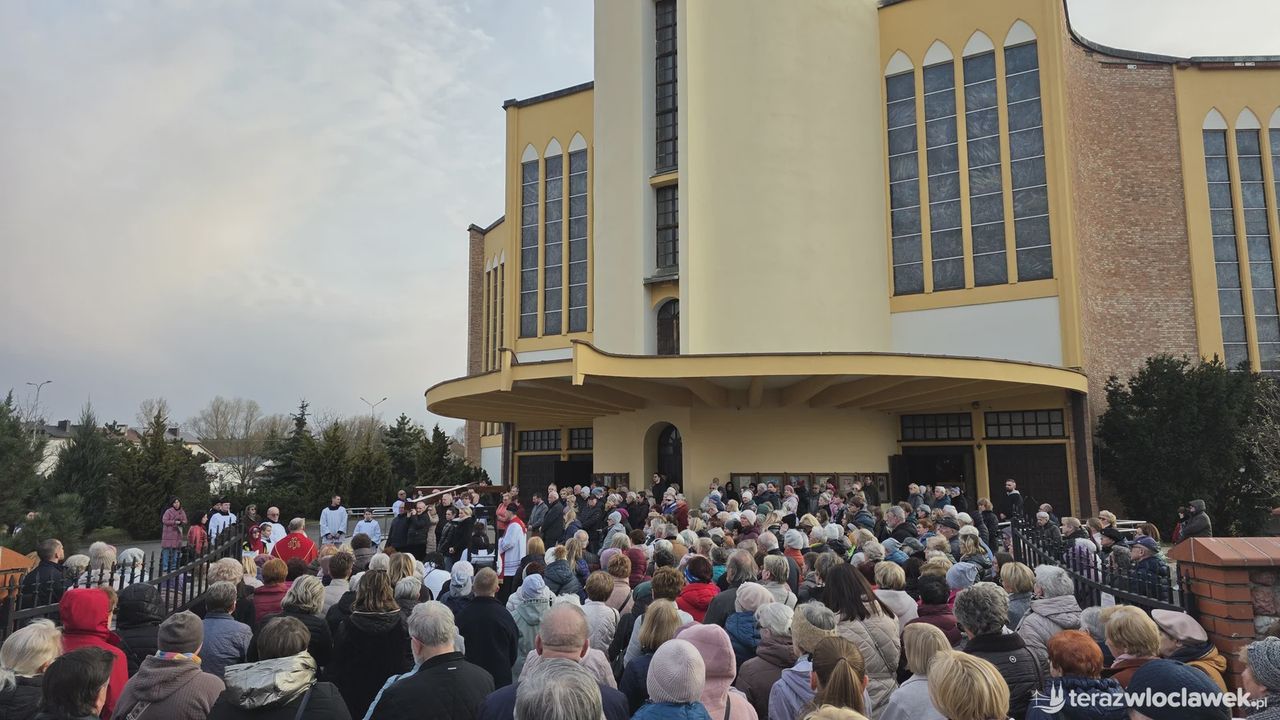 Droga Krzyżowa 2026 we Włocławku. Tak wyglądało nabożeństwo ulicami miasta