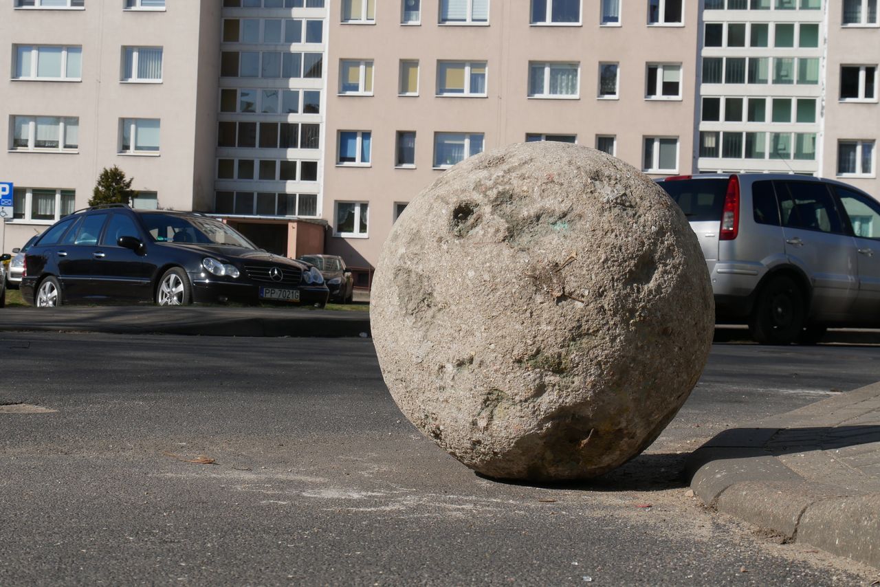 Tajemnicza betonowa kula w Pile. Przemieszcza się nocą!
