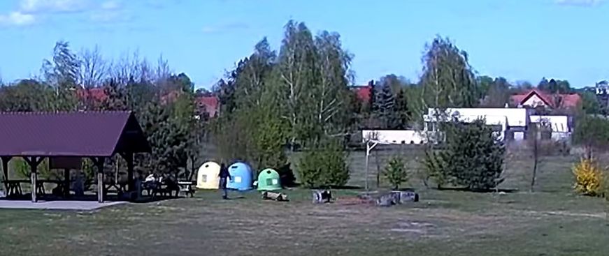 Zdewastowane ławki w Sierpcu. Służby proszą o reakcję mieszkańców