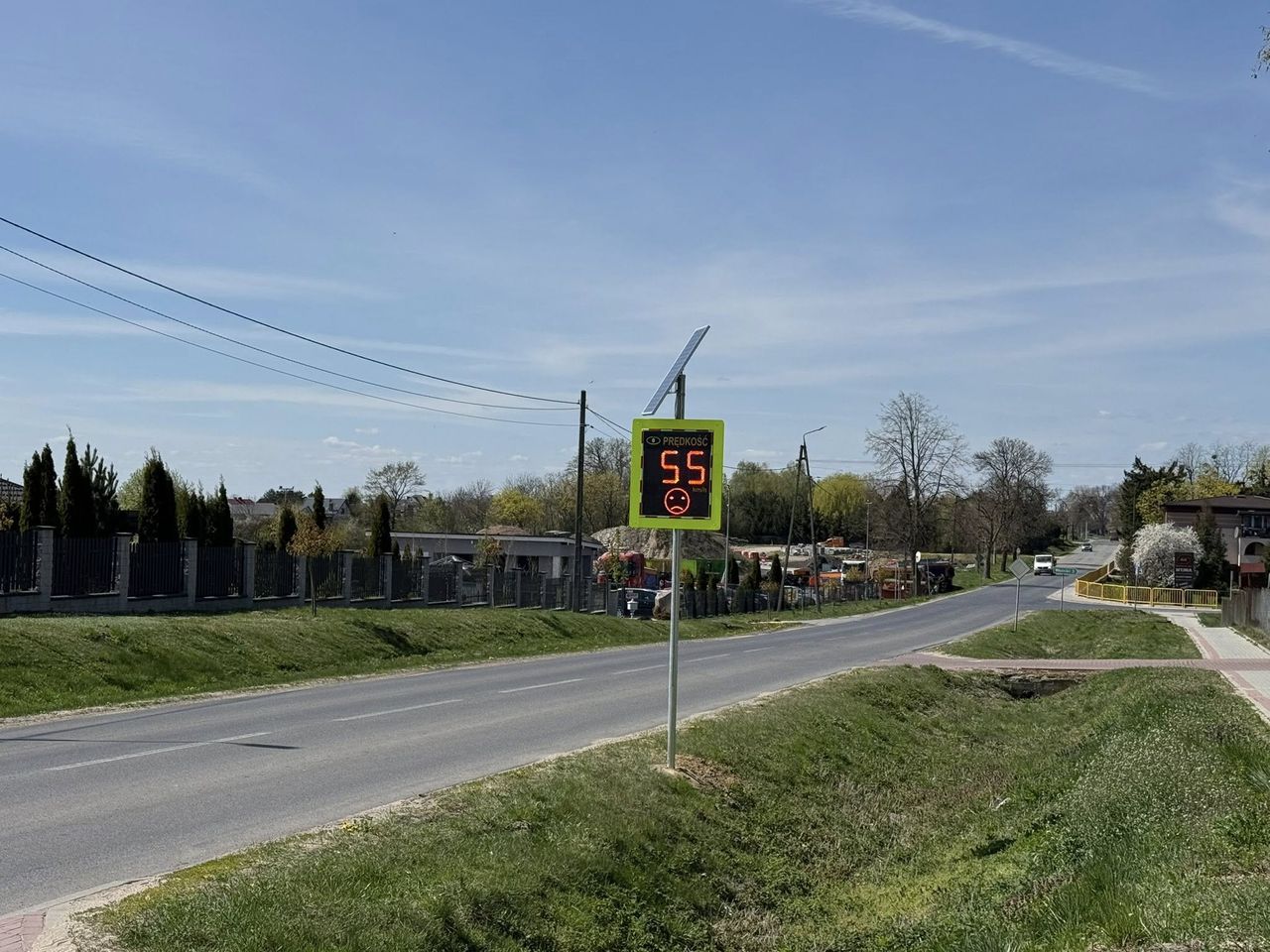 Gmina Radzanowo stawia na bezpieczeństwo. Pojawiły się solarne wyświetlacze prędkości
