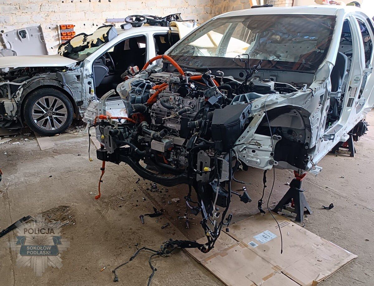 Sokołowscy kryminalni zlikwidowali dziuplę samochodową. Na miejscu znaleziono skradzione wodorowe Toyoty i narkotyki