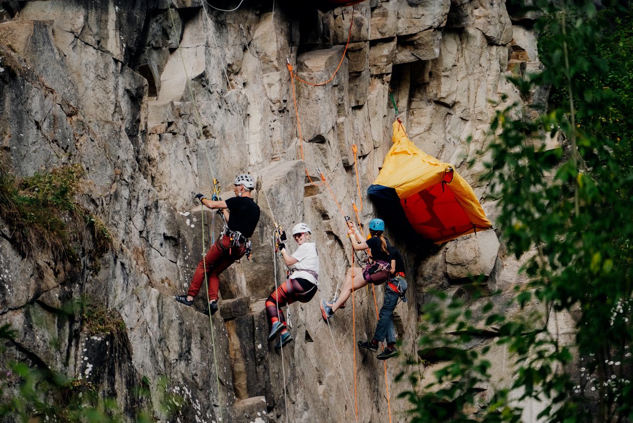 Wiszący biwak w Kluszkowcach – uczestnicy spali na ścianie jak w Himalajach