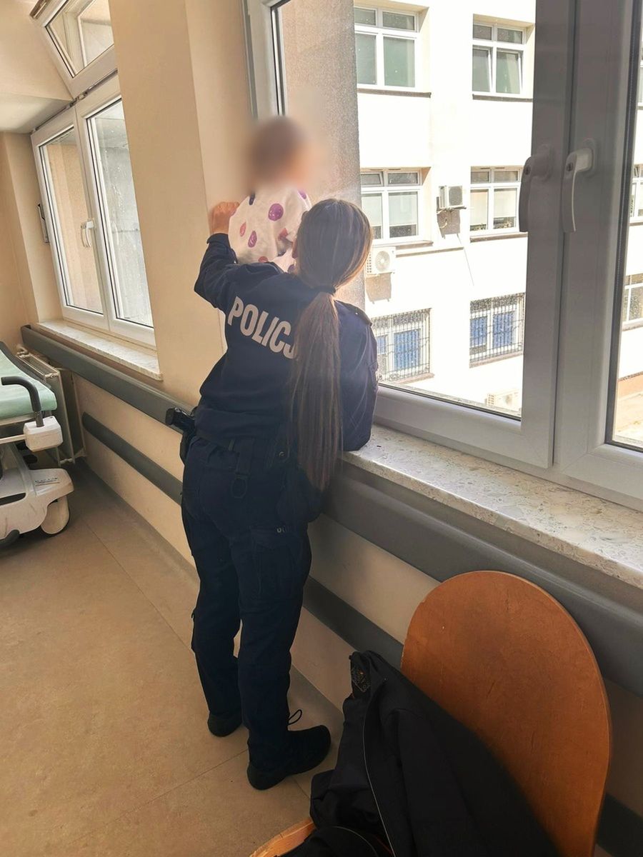 Dramat dwulatki w Łomży. Uciekła z mieszkania, gdzie trwała libacja