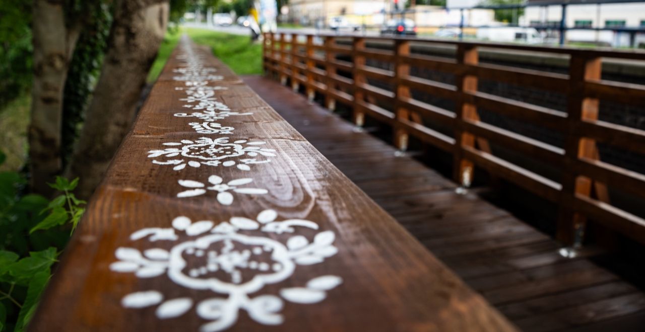 Mostek jak z bajki! W Wągrowcu powstała prawdziwa perełka folkowego designu