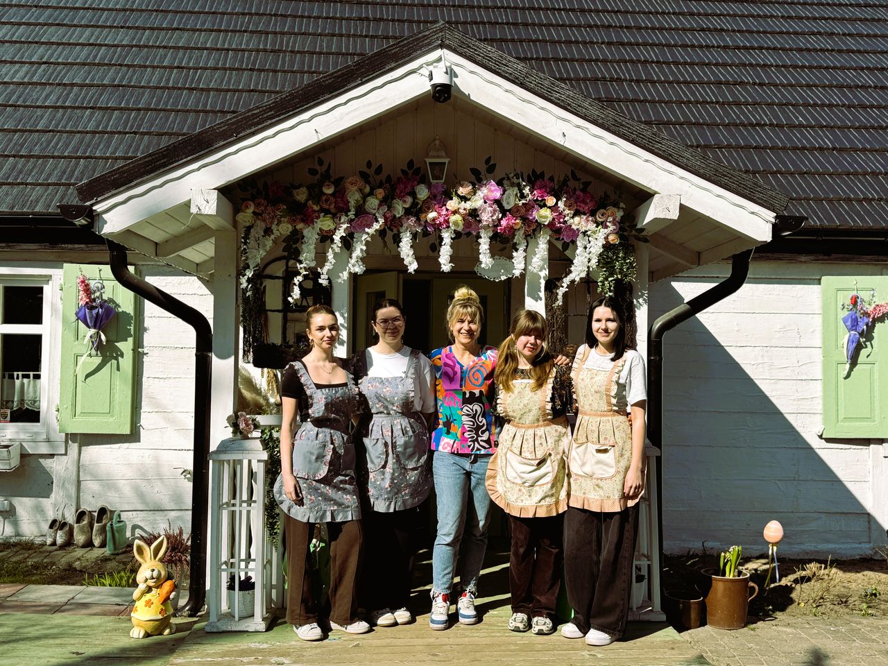 Niezwykła historia Malowanej Chatki w Złotorii – kawiarni idealnej na wiosenny wypad za miasto