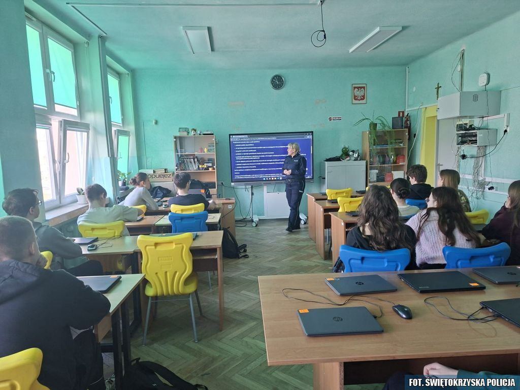 Ostrowieckie policjantki spotkały się z maturzystami. Mówiły o służbie, rekrutacji i odpowiedzialności
