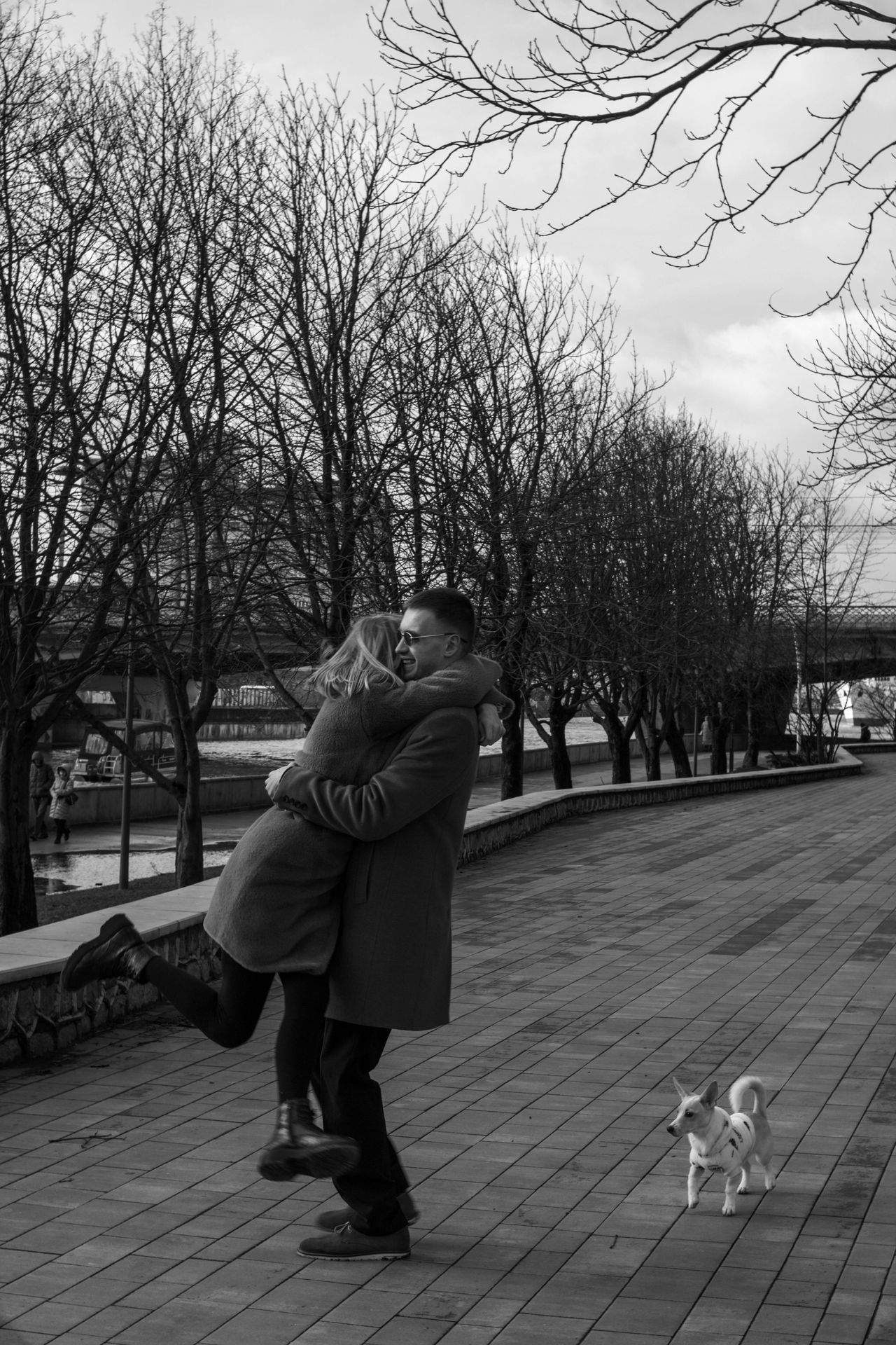 Przytulenie nie jest cudem. Ale nauka coraz wyraźniej pokazuje, że pomaga ciału wyhamować stres