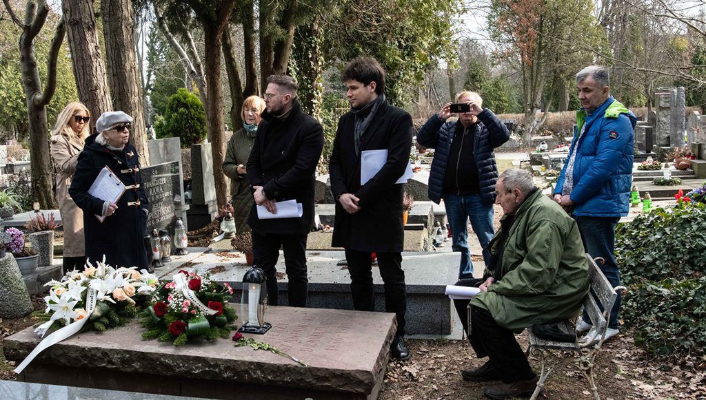 Pamięć o Jerzym Szaniawskim. Wzruszające obchody na Powązkach z udziałem płockiego teatru!