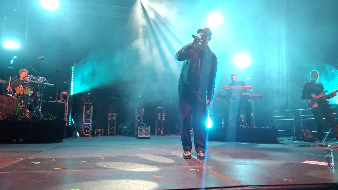 LemON porwał Ostrowiec Świętokrzyski. Wyjątkowy koncert z okazji Dnia Kobiet wypełnił halę po brzegi [Galeria]