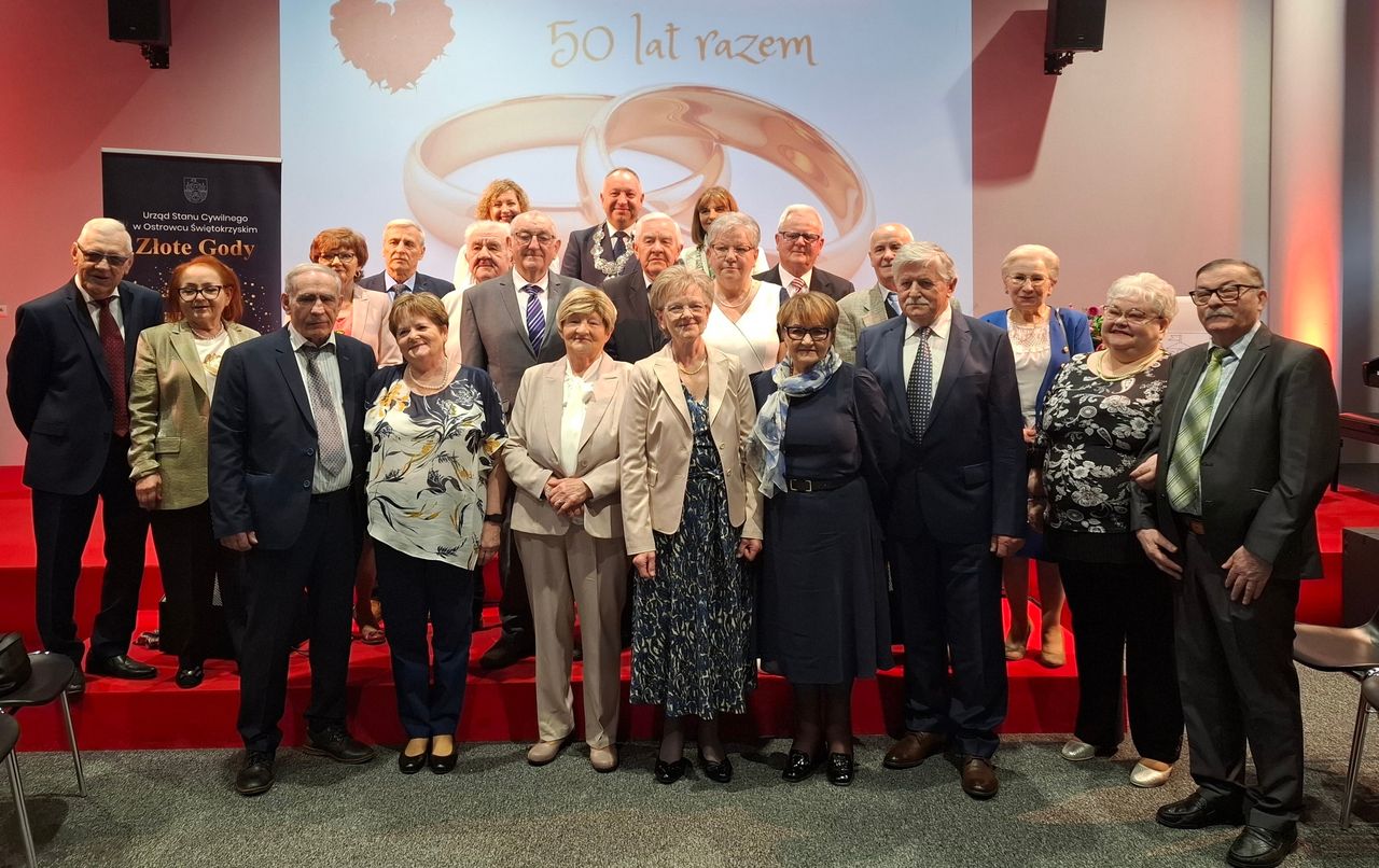 Pół wieku razem. Pary z Ostrowca Świętokrzyskiego świętowały Złote Gody