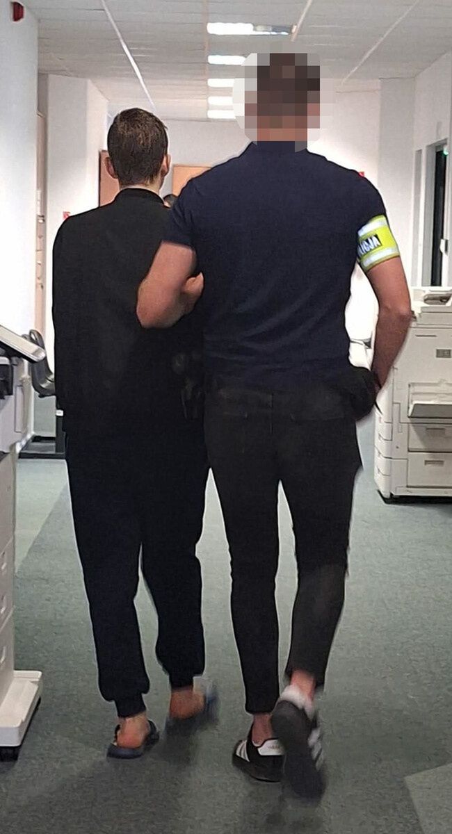 Atak młotkiem w nocy. 19-latek podejrzany o próbę zabójstwa najbliższych