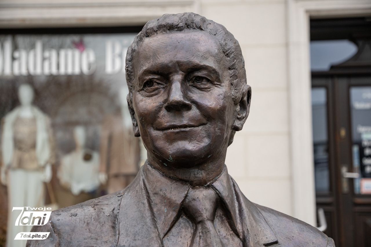 Bohater telewizyjnego hitu sprzed lat ma swoją ławeczkę