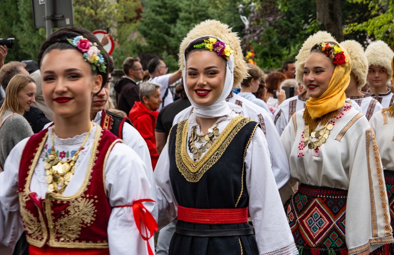 Barwny korowód na Krupówkach. Trwa 56. Międzynarodowy Festiwal Folkloru Ziem Górskich w Zakopanem