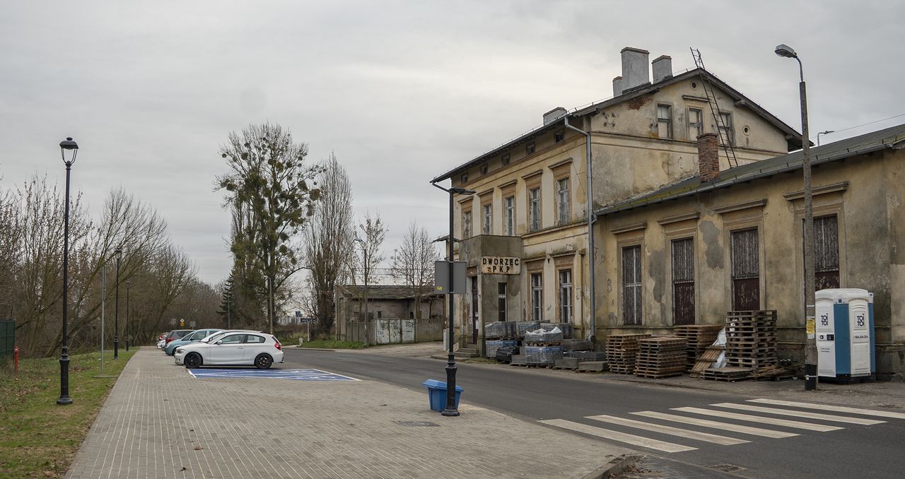 Nowy parking w Białośliwiu. Mieszkańcy coraz chętniej wybierają pociągi