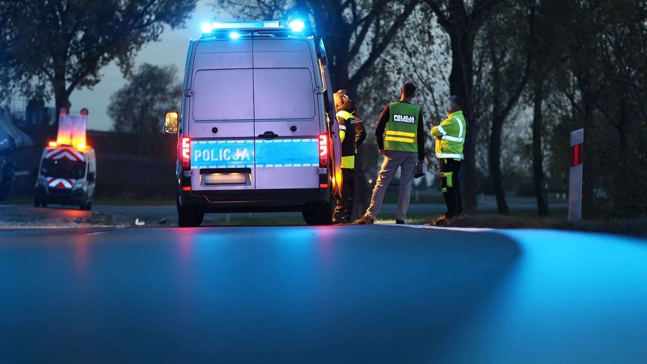 Wypadek na DK74 w Gierczycach. Zderzyły się trzy pojazdy, jedna osoba trafiła do szpitala