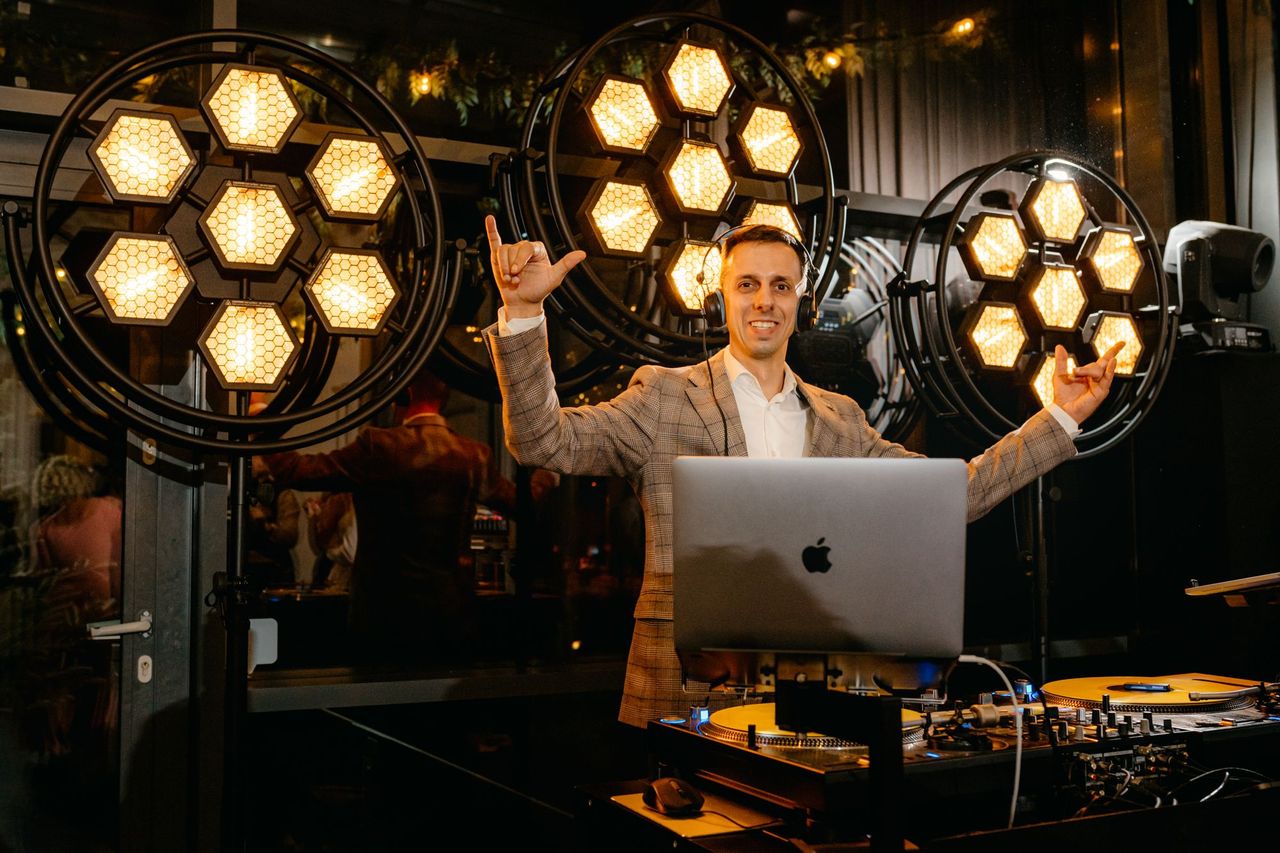 Dlaczego każdy lubi inne piosenki, ale wszyscy tańczą do tych samych? Sekret idealnej playlisty na wesele