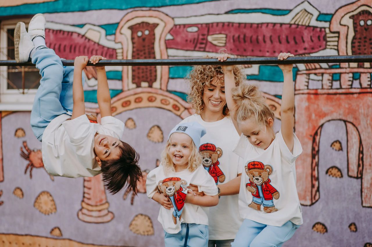 Koszulki oversize dla dziewczynek — hit dziecięcej mody