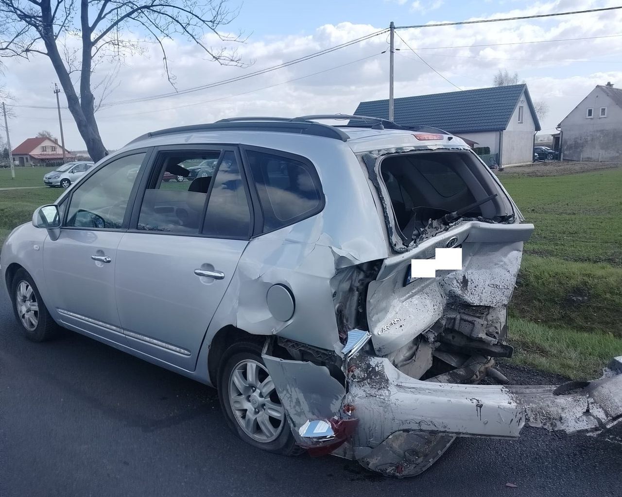 Kierowca nie zachował odległości. Groźna kolizja z udziałem rowerzysty